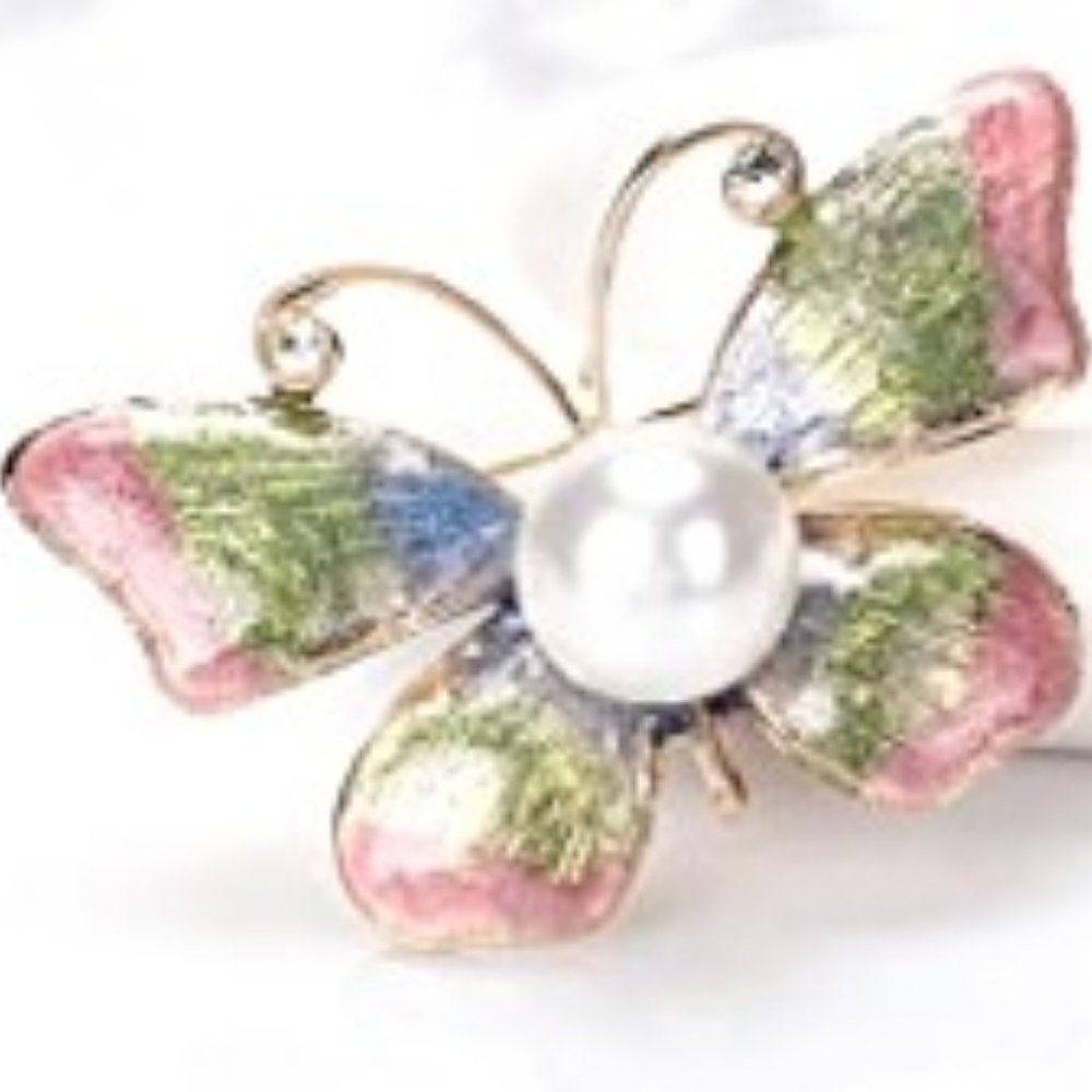 ✨ Butterfly Pin with faux pearl